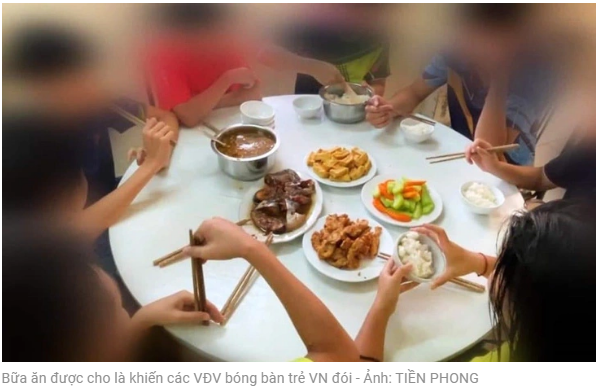 제공된 식사가 베트남 청소년 탁구선수들을 허기지게 만듭니다