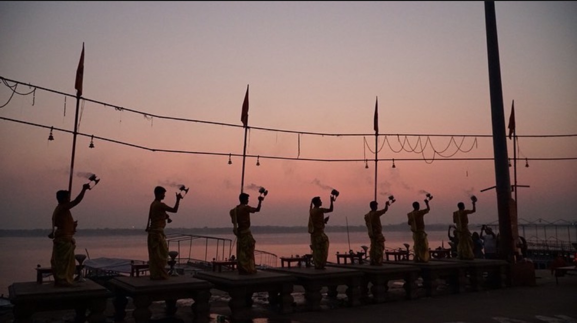 이마 짚으며 공감 중이라 짚고 넘어가욜.모든 여행지에서도 여행의 인연은 생길 수 있지만, 함께 고생하고 여행자가 몇 없는 곳에서는 바로 동지애가 생겨버리는 것 같아요.