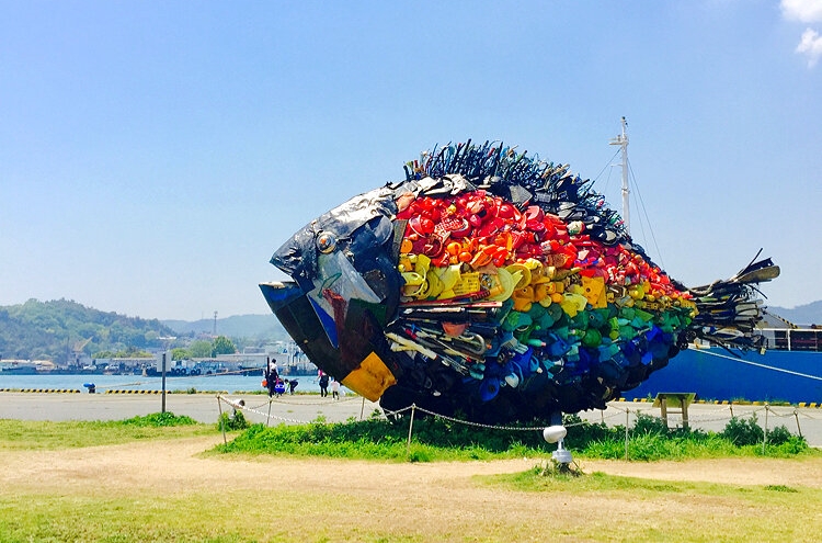 가정에서 배출된 폐품을 모아 제작된 세토우치 해안의 흑도미, 치누(チヌ). 2010년 태풍에 한차례 산산조각이 났지만, 이후 재조합, 3년에 한번 주기로 도색 작업을 하고, 이번 예술제에서 볼 수있어요.