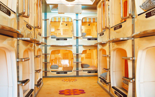 쿠로카와 키쇼 캡슐의 초기 디자인이 반영된 캡슐 호텔 내부 모습이에요. '레트로' 그 자체 아닌가요?