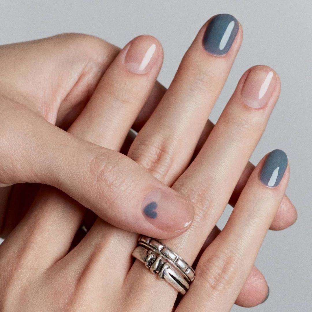 라카의 글래시 네일. 살짝 비치듯 자연스러워서 물먹네일이라고들 합니다!