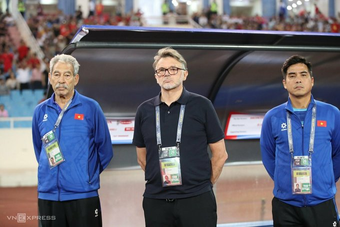 3/26 하노이 미딩 경기장에서 2026년 월드컵 예선 베트남-인도네시아 전을 앞두고 코치들과 함께 있는 트루시에 감독(가운데)