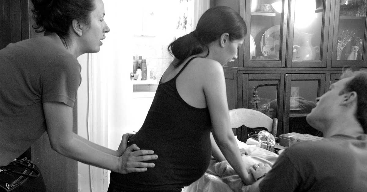 산모의 출산을 돕는 둘라 doula 의 모습