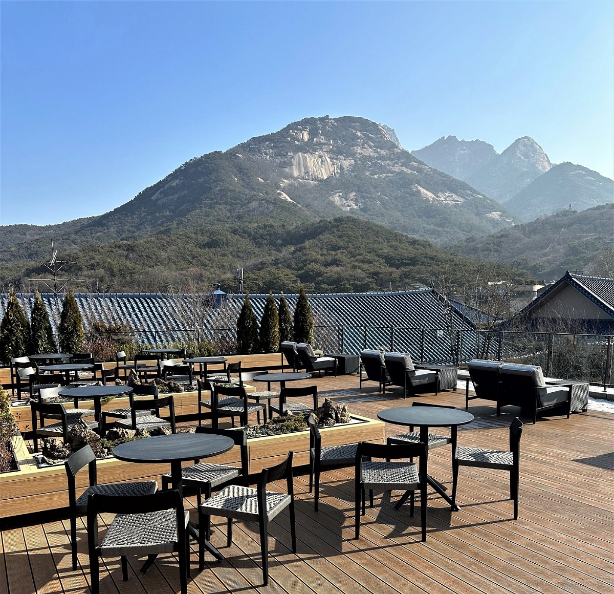 저 웅장하게 펼쳐진 북한산을 배경으로 사진을 찍기 위해 끔찍한 주차대기와 주문 음료대기를 해야한다죠? 북한산 입구에서 말이죠.<출처 - 스타벅스>