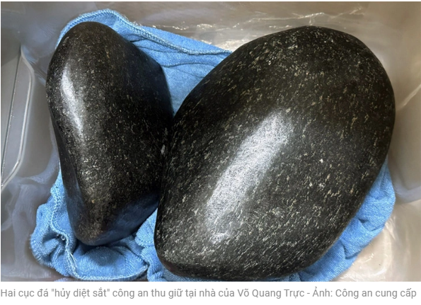 보 꽝 쯕의 집에서 공안이 압수한 두 '철 훼멸석'