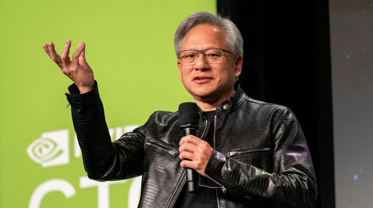 젠슨황의 상징이 된 가죽자켓을 입고 엔비디아 GPU 기술 컨퍼런스에서 연설중인 젠슨황. (출처:CNBC.com)