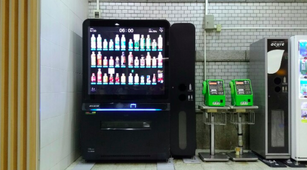 지하철 역사 내의 정기 구매형 자판기, 월 980엔의 가격으로 매일 30여 종 중 하나의 음료를 선택할 수 있다.