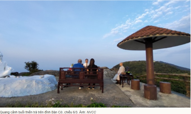 3/6 오후 반꺼산 정상에서 다도 중인 광경