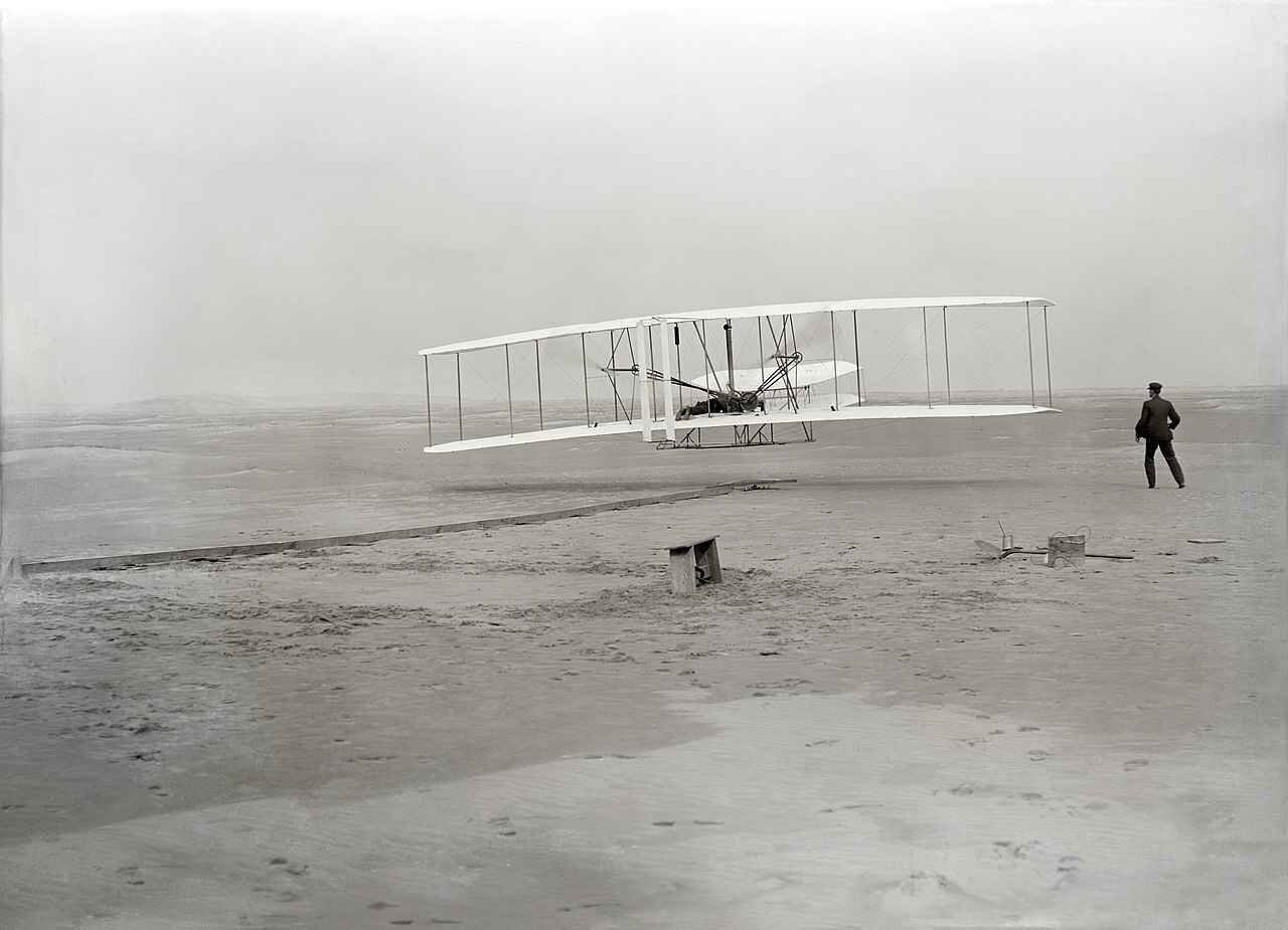 라이트 형제의 첫 번째 비행기, '플라이어'입니다.