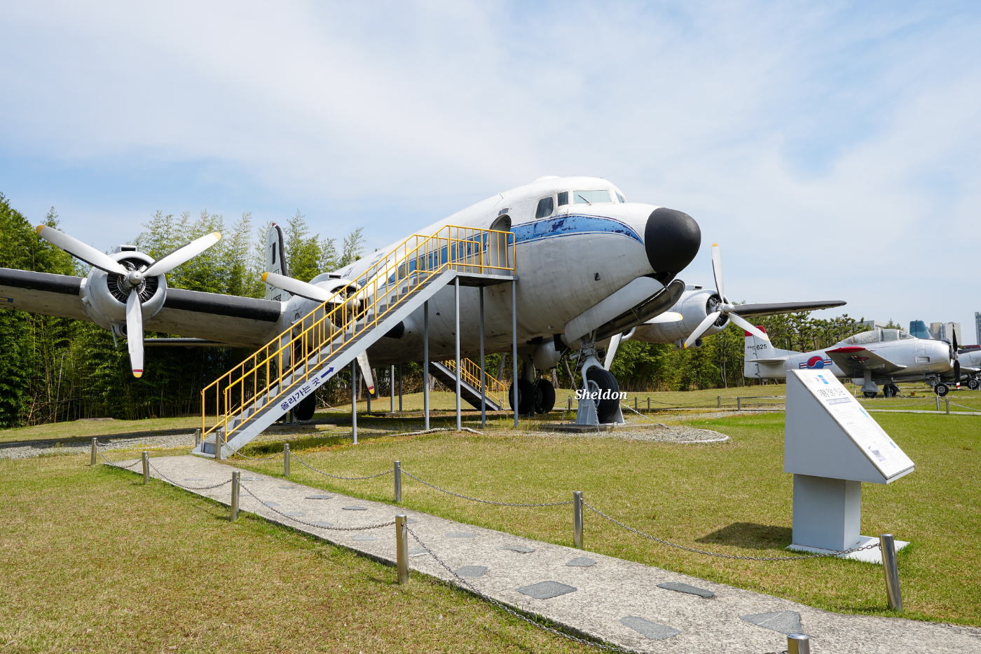 VC-54는 미 공군에서 운용하던 수송기를 제공받아 개조한 기체이다. 국내 최초로 도입되었던 대통령 전용기였으며, 1973년까지 운용되었다. 이후로는 1991년까지 각국에서 귀빈 방문시 공수임무를 수행하다가 퇴역했으며 1994년 11월 11일에 전시물로 기증되었다.