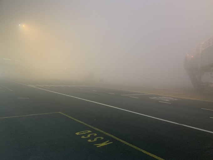 노이바이 공항 활주로 상의 짙은 안개