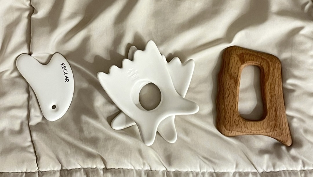 제가 쓰는 괄사들💆‍♀️ (왼쪽부터) 두피,뒷목에 간편하게 쓰기 좋은 미니괄사 - 측두근, 목빗근, 쇄골까지 시원하게 풀어주는 달팽이괄사 - 바디용, 특히 종아리에 쓰기 편한 우드괄사