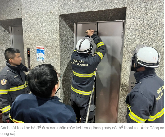 경찰은 엘리베이터 안에 갇힌 피해자들이 탈출할 수 있도록 틈을 만들었습니다