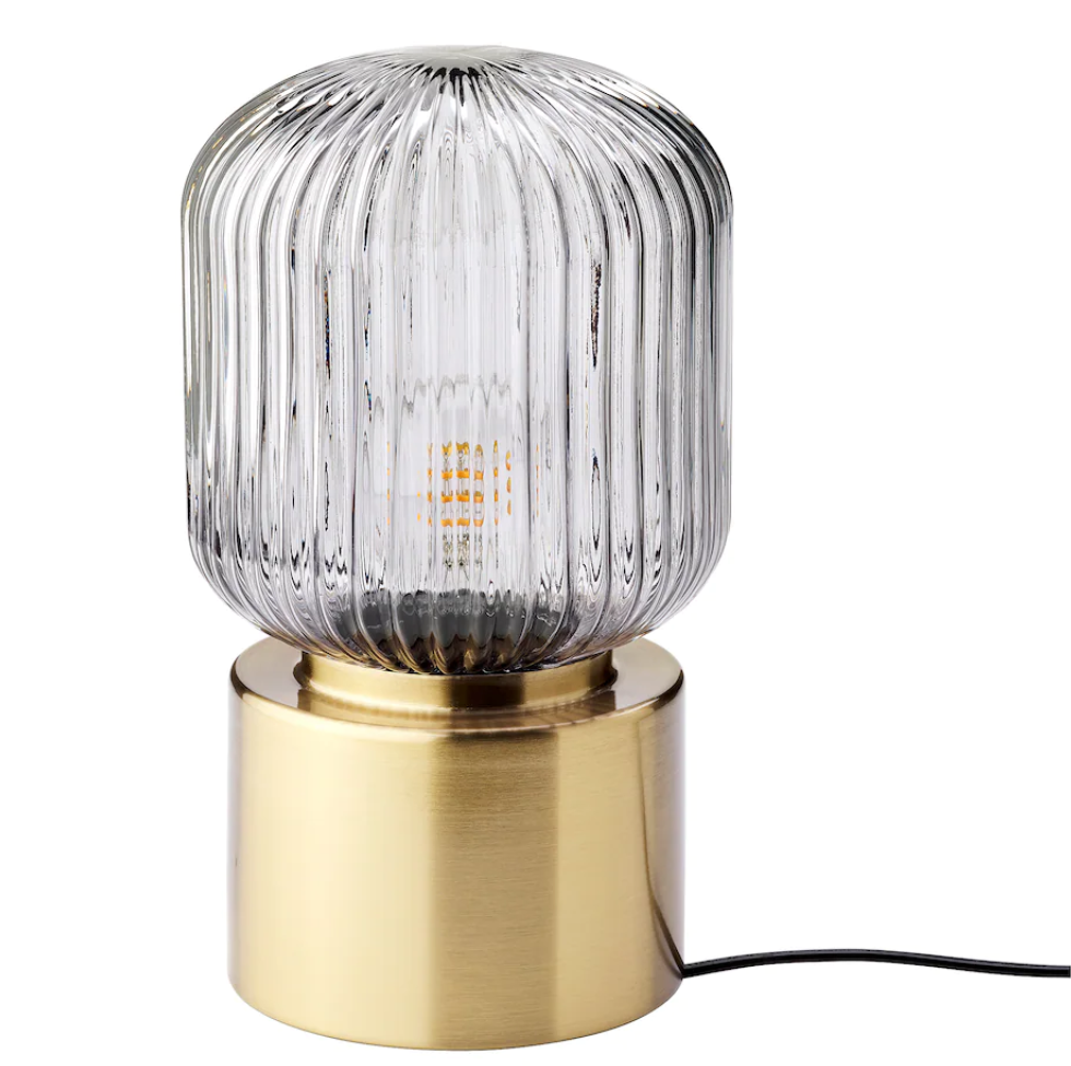 빛나는 황동과 그레이 색상의 투명 유리로 만든 장신구 같은 솔클린트 조명은 부드러운 무드 조명을 비춰서 조명의 위치에 따라 벽과 천장에 멋진 그림자를 만들어냅니다.