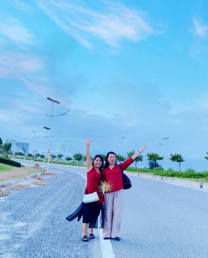 하 아잉 씨(왼쪽)과 친구는 냐짱 해변지역에서 은퇴하자고 서로를 꼬셨습니다