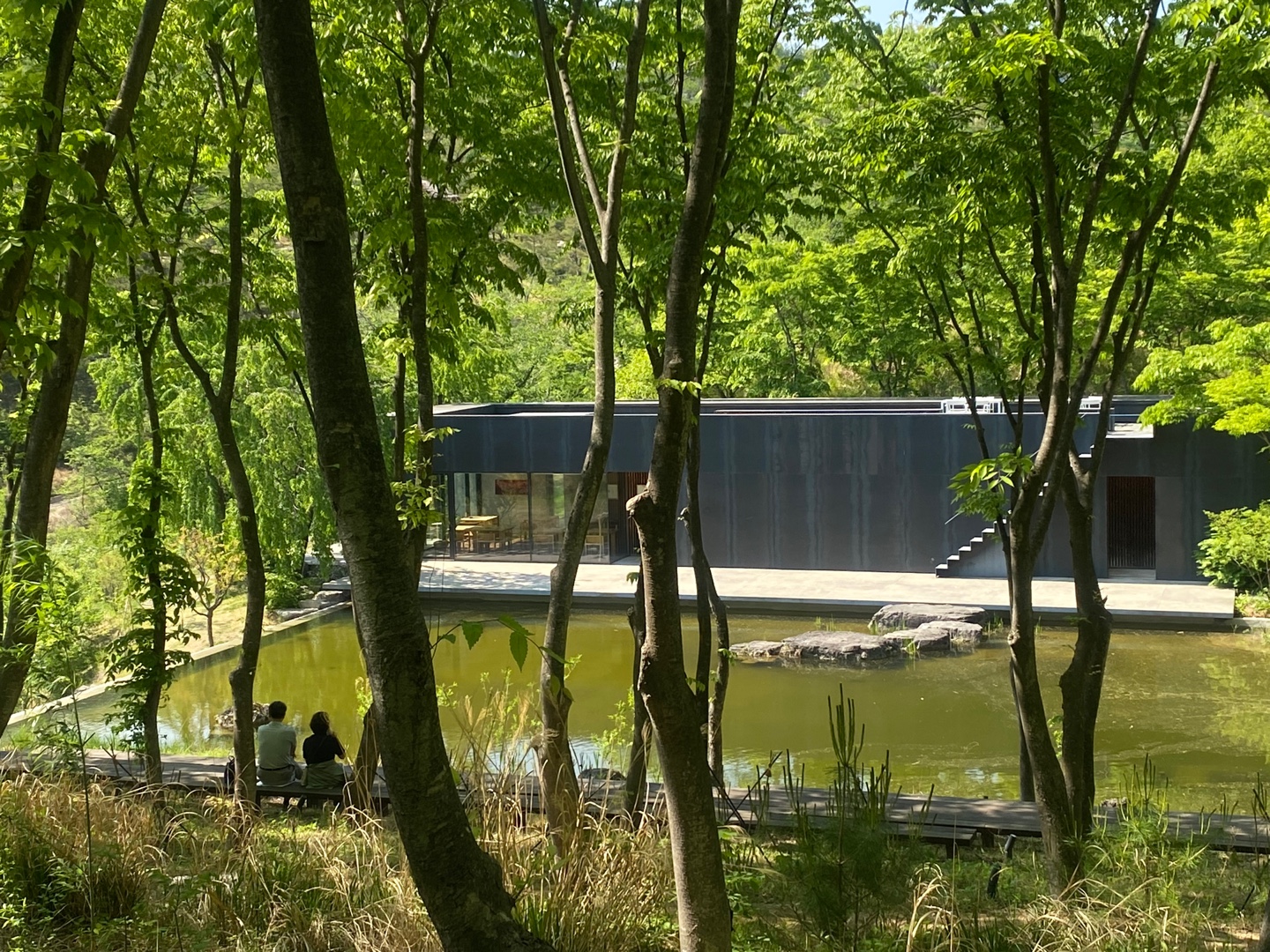사담의 외관, 가끔 무대에서 공연이 열리기도 한다 