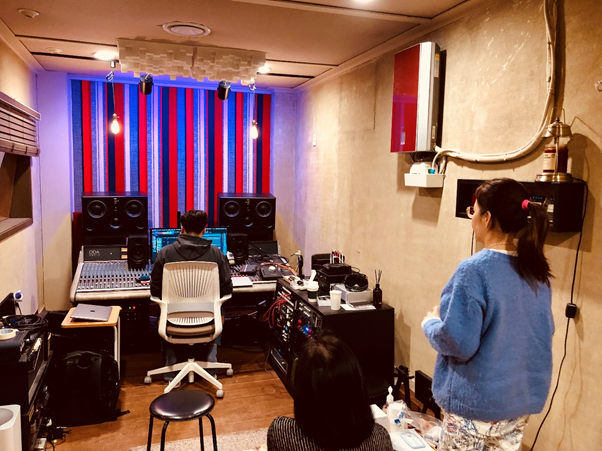 이번 곡은 베이스가 주인공인 연주곡이며,&nbsp;인트로의 베이스 루프로 시작되는 곡입니다.