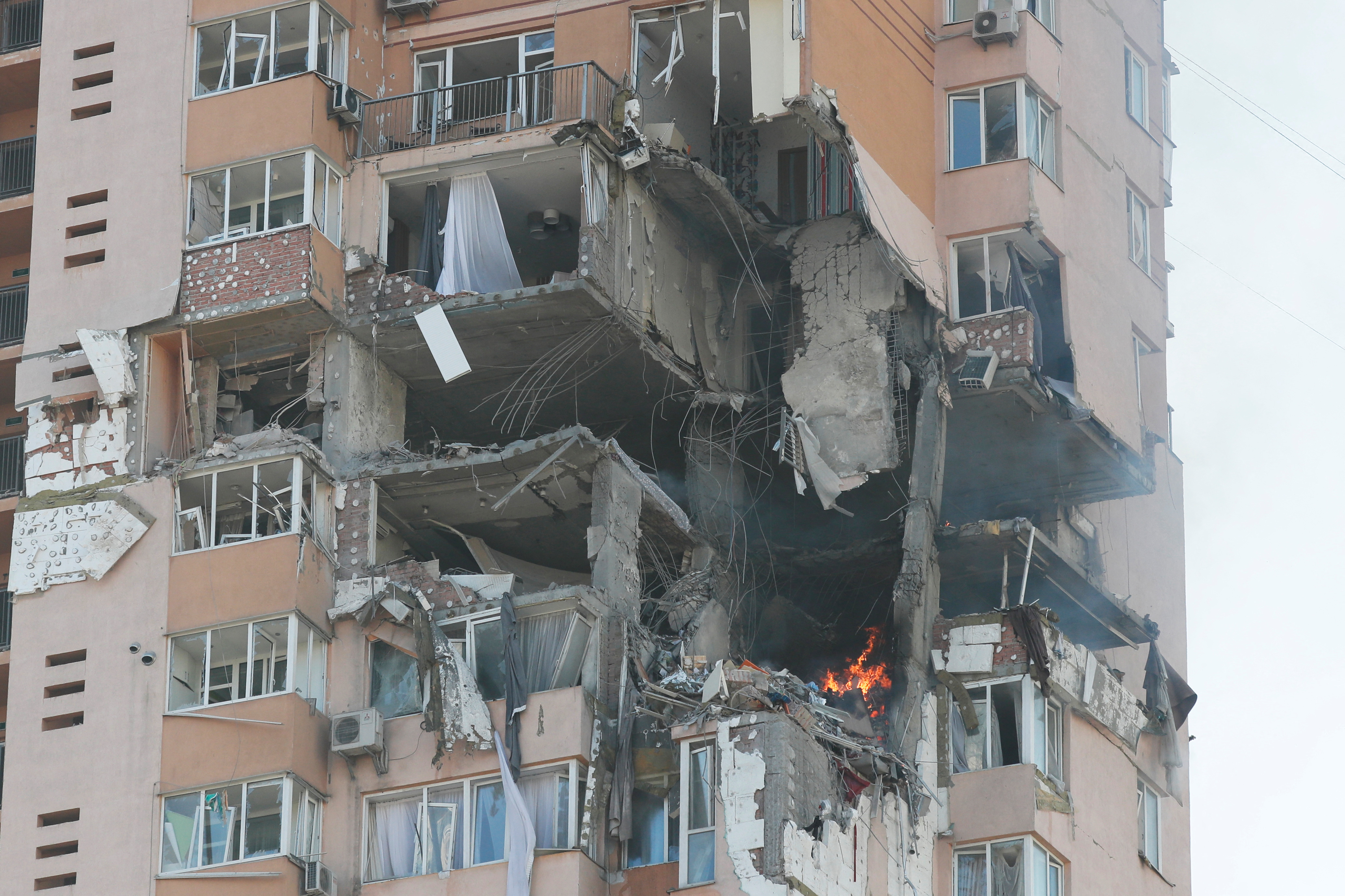 러시아의 공격을 받은 우크라이나 키예프의 한 아파트. 로이터=연합