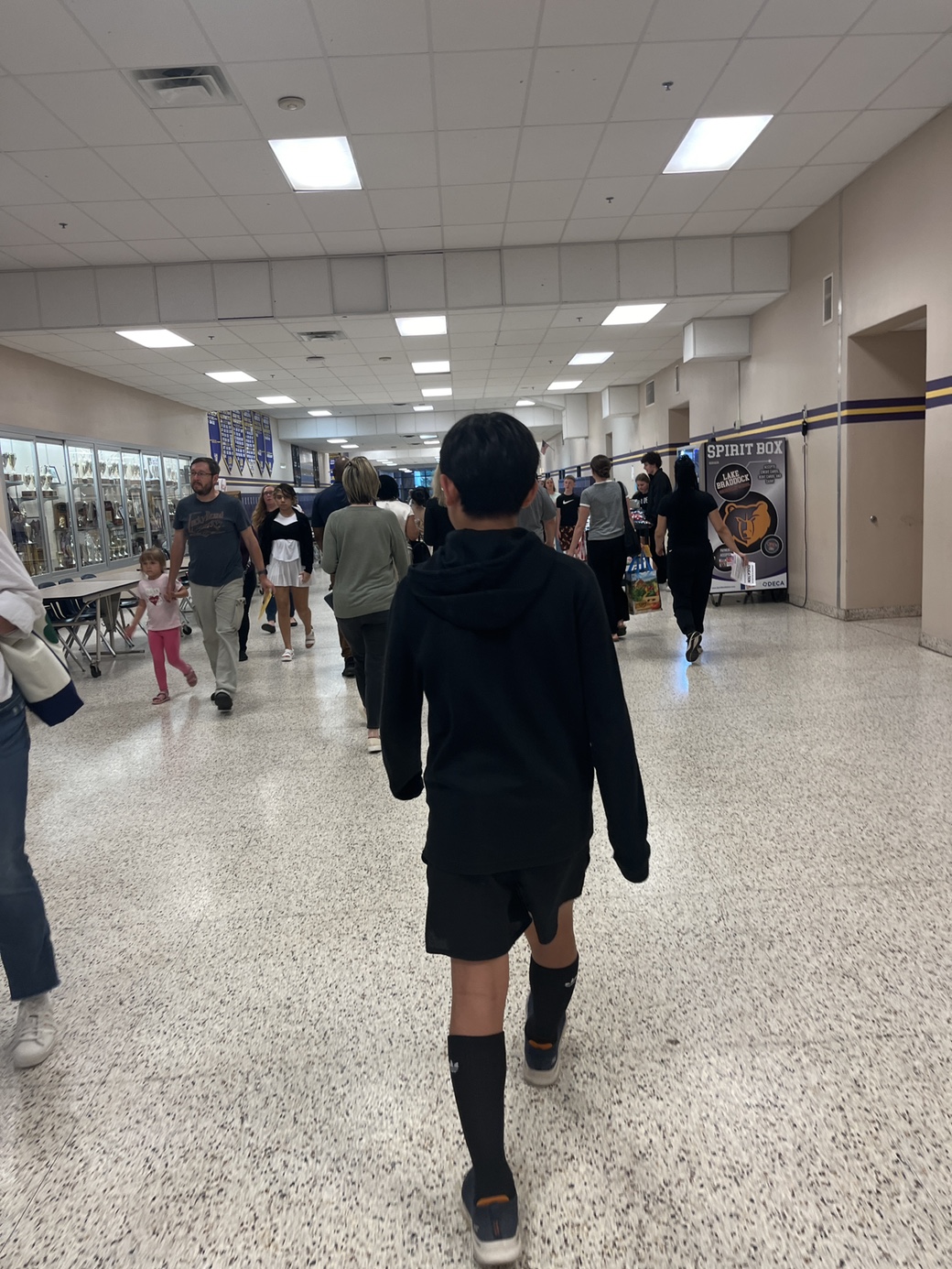 아이를 따라 복도를 걸었다. (직접 촬영)