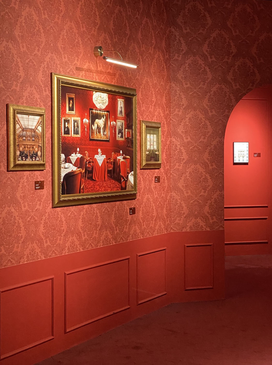 호텔처럼 꾸며 놓은 전시장 모습