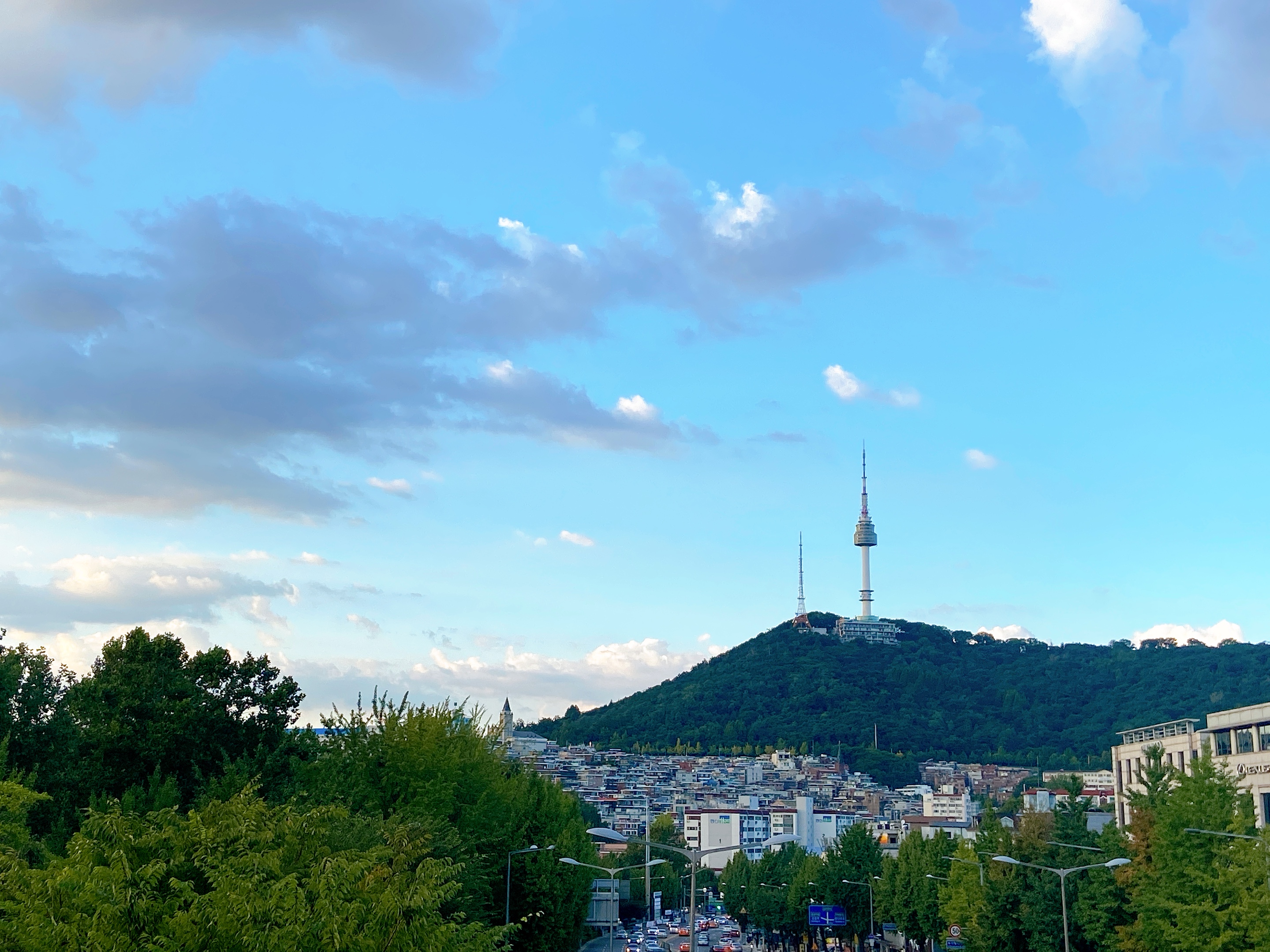 저는 좀 촌스러운 사람이라 서울하면 남산타워가 꼭 생각나요.