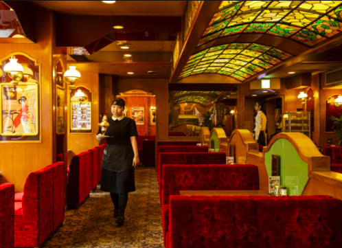 킷사뗑의 특징은 저 벨벳 컬러의 소파이기도 해요. 페미니즘 말하는 시대에 혼쭐 날 이야기지만, 이곳의 웨이트리스 역사는 참 깁니다.