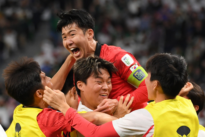 한국이 승부차기로 사우디를 4-2로 이겨 2023 아시안컵 8강에 진출하자 손흥민이 동료들과 축하합니다