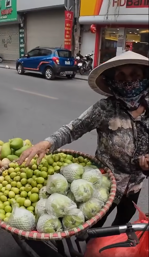 하노이 서호에서 인도 대추를 팔던 노점상 아줌마(해당 유튜버의 틱톡 영상 캡쳐)