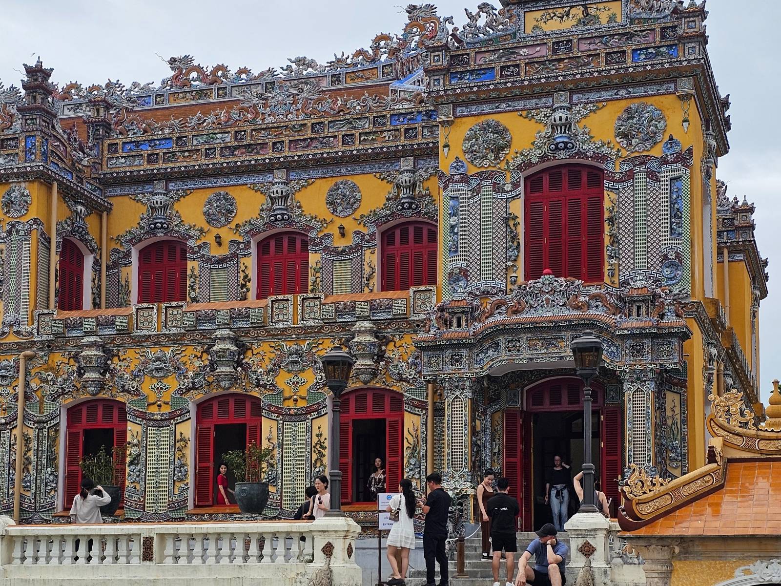 유럽과 베트남 양식이 혼합된 '건중루' 입구