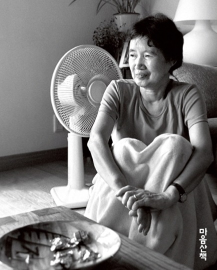 비문학적인 것으로 폄하되던 여성의 삶을 문학의 세계로 끌어들인 박완서 작가