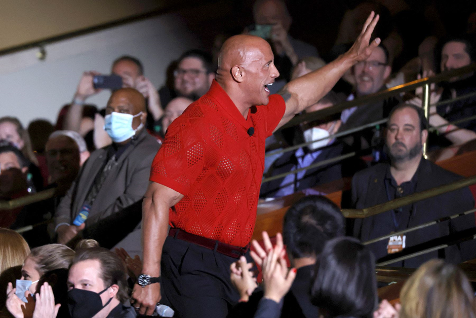 화려한 등장 퍼포먼스를 보여준 드웨인 존슨, ‘더 락’이었던 시절이 생각나는 등장입니다.