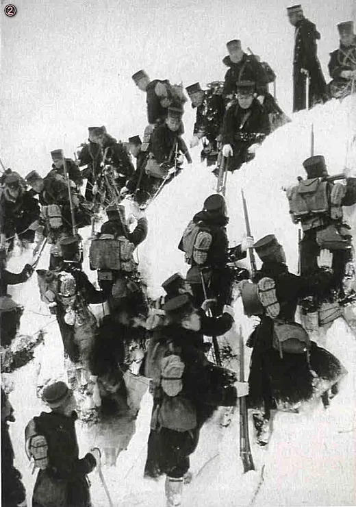 당시의 행군 모습. 이와 대비되는..