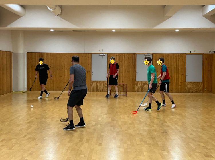 이렇게 한손으로 스틱으로 공을 살살 쓸어(?)가며 드리블을 하다가 슛! 하거나 패스할 때 두 손으로 잡고 치는 것이죠!