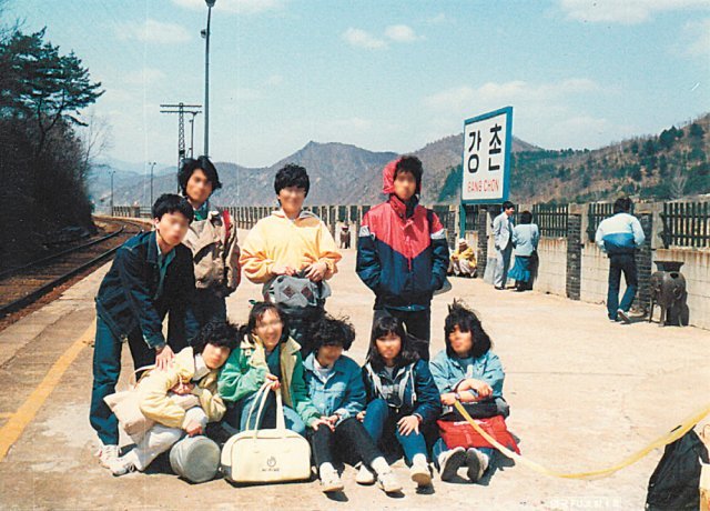 1987년 강촌역에서 찍은 홍익대 동아리 뚜라미 단체사진. <출처 : 서울시>