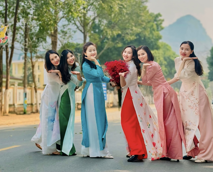 3/8 세계 여성의 날을 축하하며 '아오자이áo dài 행사 주간'에 맞춰 입은 탄화(Thanh Hóa) 성의 한 기관 여성들