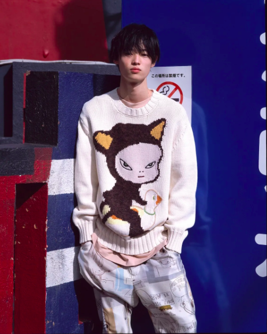 그러니까 이런 것. 우리에겐 귀여운 일러스트로 유명한 나라 요시토모와 스텔라 매카트니의 콜라보. 쿠보즈카 요스케의 장남 아이루가 모델로 기용됐어요. 