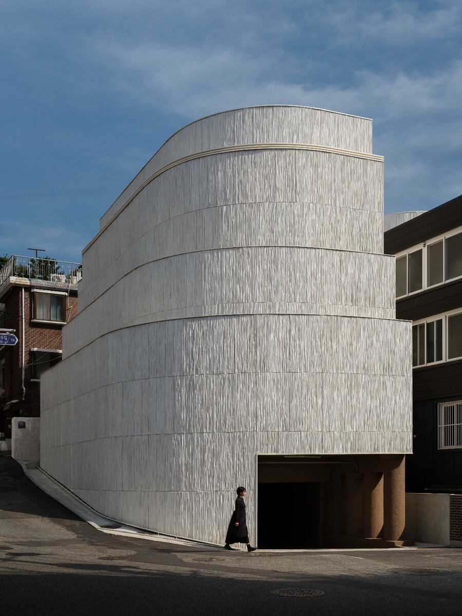 서점 그래픽 외관 ©var.mk