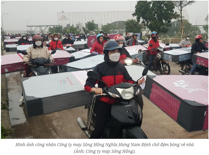 남딩 성 응히아흥의 송홍 의류 직원들이 솜 매트리스를 싣고 귀가하는 사진