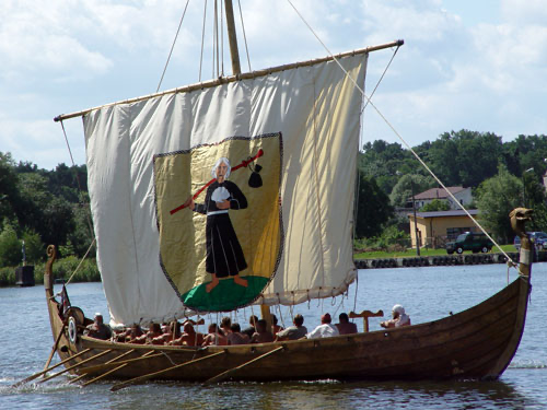 https://en.wikipedia.org/wiki/Viking_ship