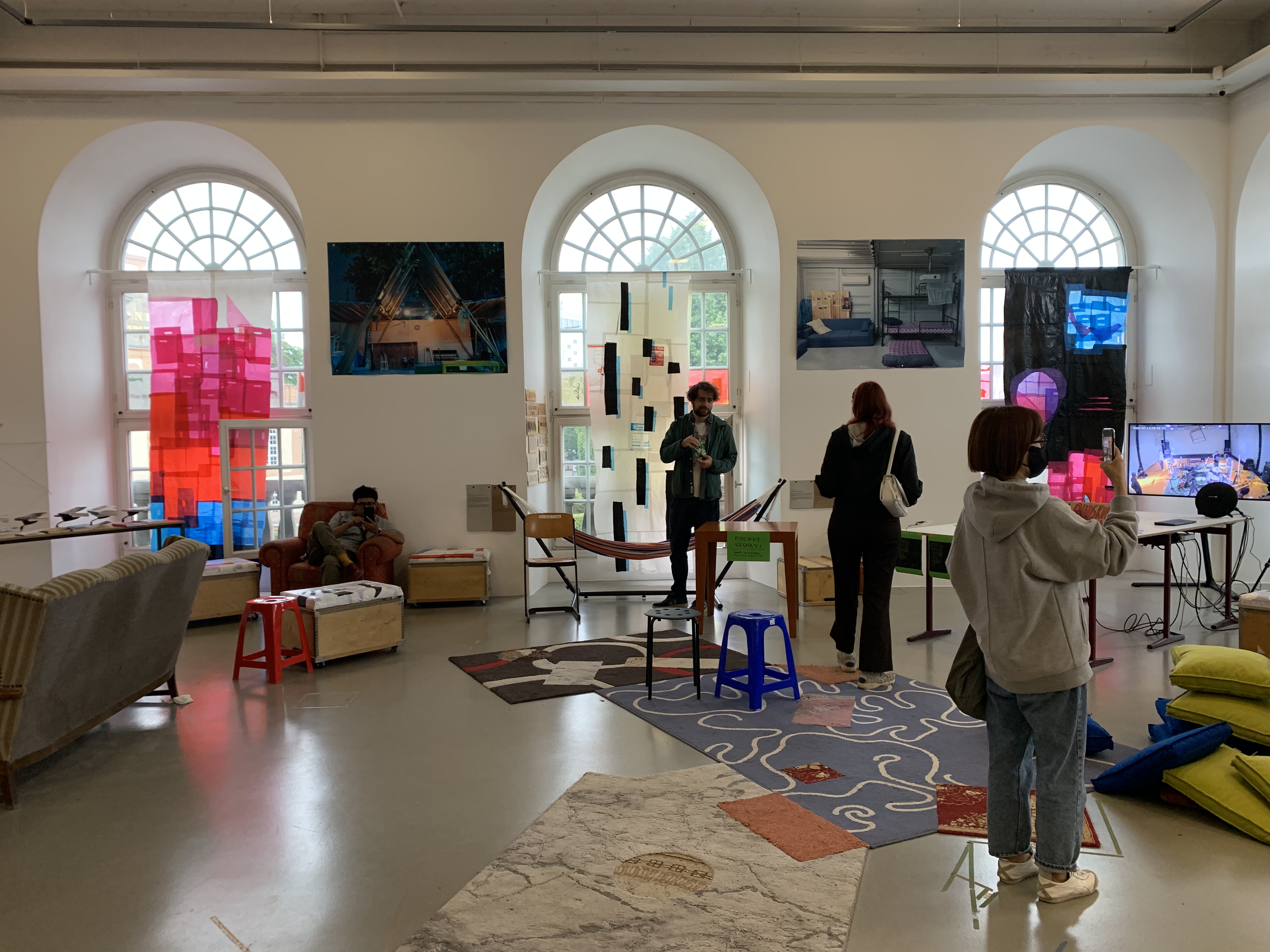 메인 전시장 내부. 민주적인 분위기. 참여적.&nbsp;