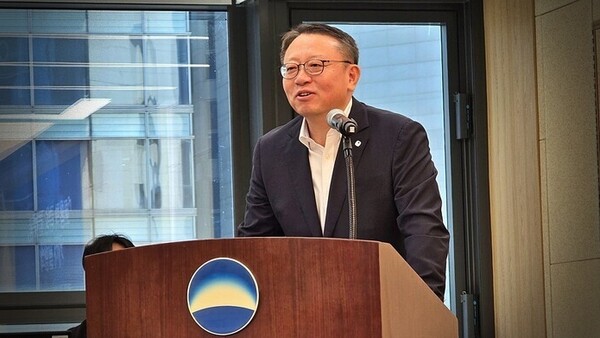 정진완 우리은행장이 10일 서울 중구 우리은행 본점에서 ‘포용적 금융 플랫폼’에 관한 기자설명회를 개최하고 중소기업과 소상공인을 위한 상생 방안을 설명하고 있다. [사진: 우리은행]