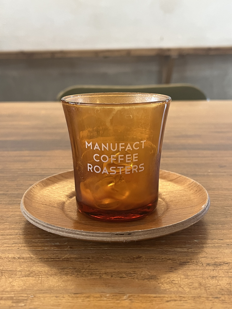 더웠던 탓에 급하게 마신 플랫화이트. 듀라렉스 컵에 매뉴팩트의 이름을 새겨 넣었다. 별게 아니어도 브랜드가 가진 힘이란 게 소유욕을 불러 일으키는 걸 보면 실로 대단하다.