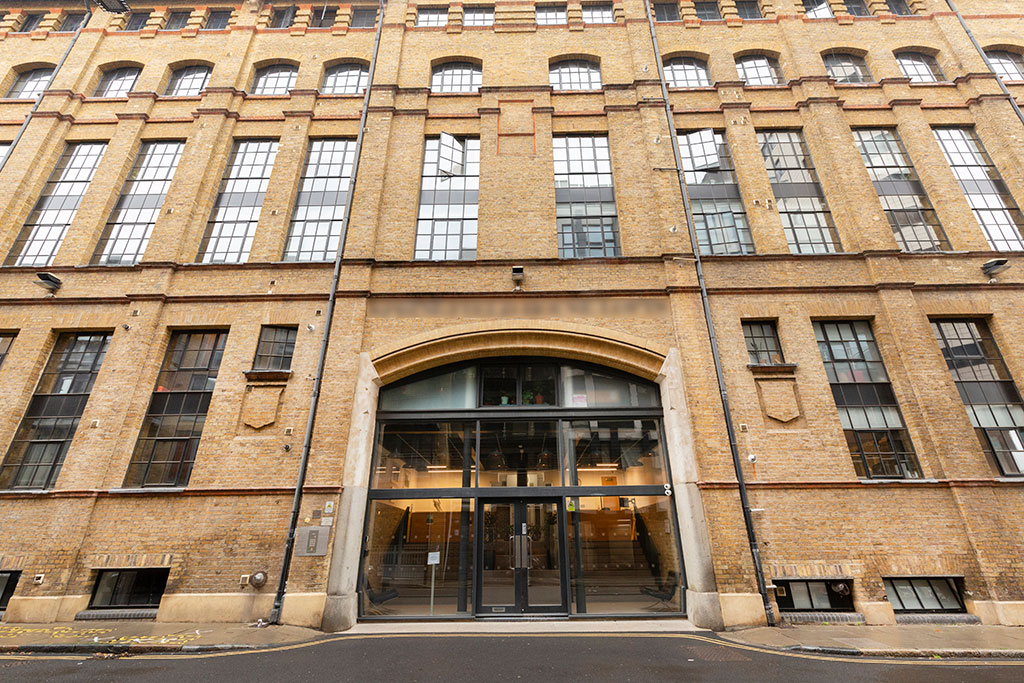 문제의 그 아파트 정문