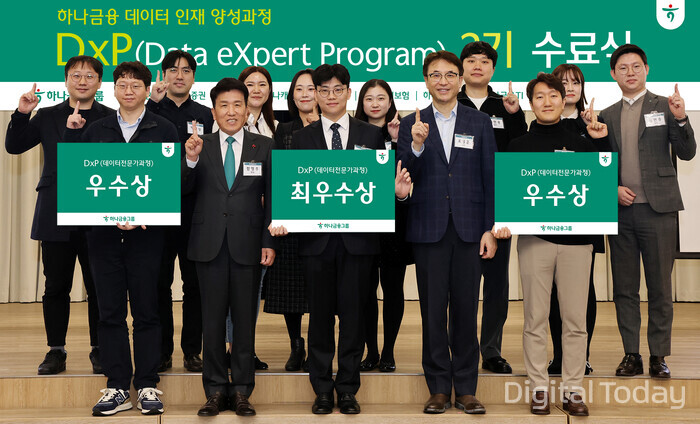 수료식이 참석한 함영주 하나금융그룹 회장(첫 번째 줄 왼쪽 두 번째)과 조성준 서울대학교 빅데이터AI센터장 교수(네 번째)는 팀별 프로젝트에서 최우수상 및 우수상을 수상한 팀 직원들과 함께 기념촬영을 하고 있다. [사진: 하나금융그룹]&nbsp;