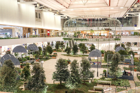 여의도 '더 현대', 숲을 덧붙이는 걸 빼먹은 걸까요?! 전 좀 1차원적이라 느꼈어요.