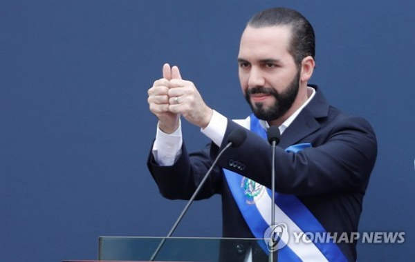 범죄와의 전쟁 정책으로 재선에 성공한 부켈레 대통령/연합뉴스