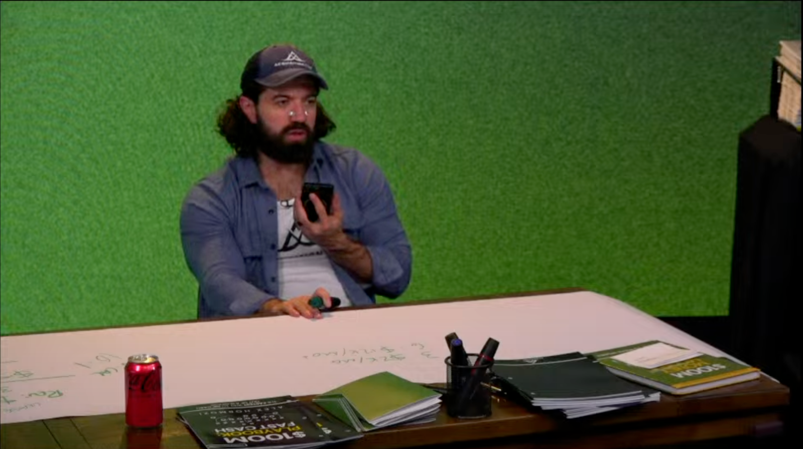 청중과의 실시간 소통을 통해 몰입도를 높이는 알렉스 호모지의 모습. 그는 시청자들의 질문에 직접 답변하고 피드백을 공유하며 강력한 유대감을 형성했다.