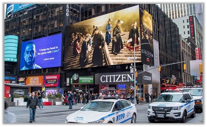 뉴욕에서 볼 수 있는 <킹덤 : 아신전> 옥외광고 (출처 : 넷플릭스)