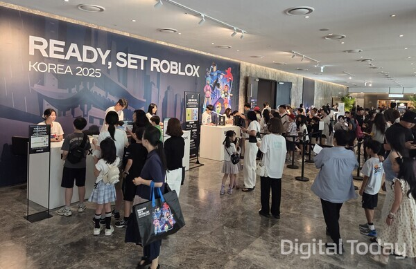 판교 현대백화점 10층 토파즈홀에서는 로블록스 게임 챌린지존, 포토이즘 촬영, 숏폼 부스 등이 운영된다. [사진: 이호정 기자]