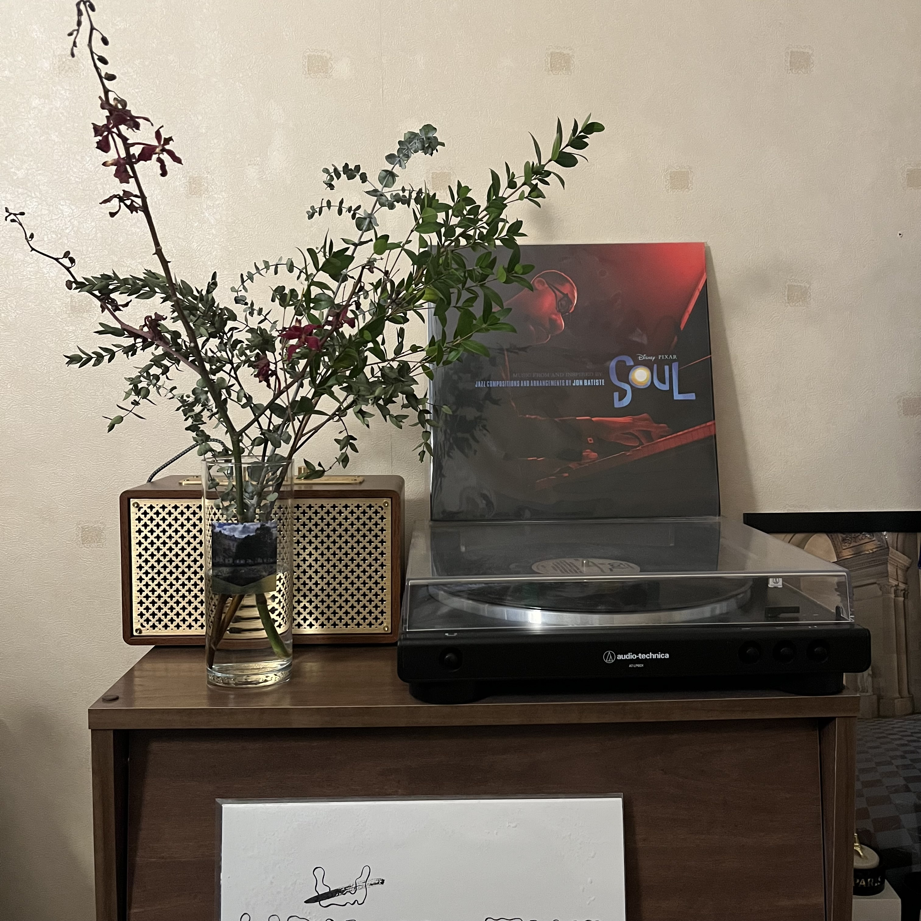 소울 OST 바이닐을 들으며 쓰고 있어.